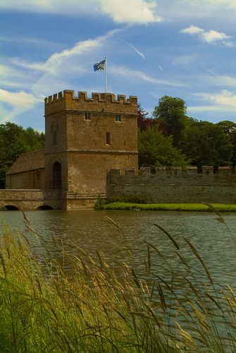 Picture Broughton Castle  Gatehouse and Moat