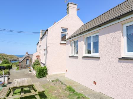 2 Sunny Hill, St Davids