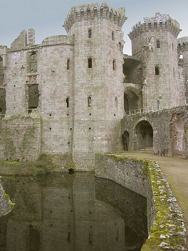 raglan castle